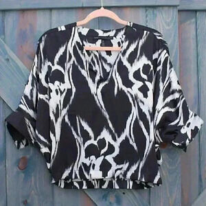 White House Black Market Blouse Kimono Sleeve Black and White Size XSP